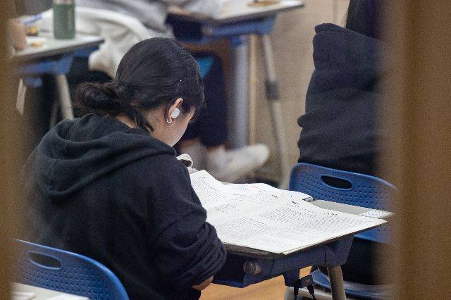 2025학년도 대학수학능력시험일인 지난해 11월 14일 부산 동래구 사직고등학교에서 수험생들이 시험 준비를 하고 있다. 정대현 기자 jhyun@
