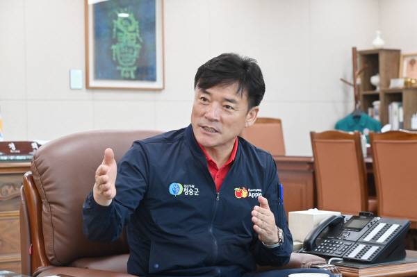 윤경희 청송군수가 민선8기 3년의 성과를 설명하고 있다.&nbsp;