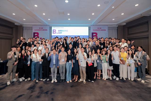 지난 14일 부산 파크하얏트서 열린 ‘2025 B.BRIDGING DAY’에서 참가 스트타업과 수도권 투자사 등 참석자들이 기념사진을 찍고 있다./경남창경센터/
