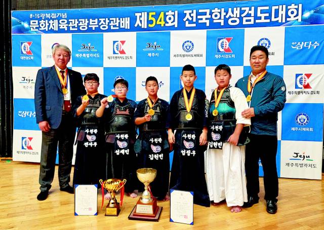 사천검도관 선수단이 지난 12~14일 열린 8·15 광복절기념 문화체육관광부장관배 제54회 전국학생검도대회 초등부에서 우승을 차지한 후 기념촬영을 하고 있다./경남검도회/