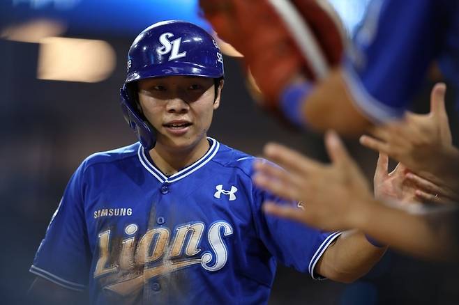 19일 오후 6시30분 창원 NC파크에서 열린 '2025 신한 SOL 뱅크 KBO리그' 삼성 라이온즈와 NC 다이노스 경기에서 김지찬이 득점 후 더그아웃으로 들어오고 있다. <삼성 라이온즈 제공>