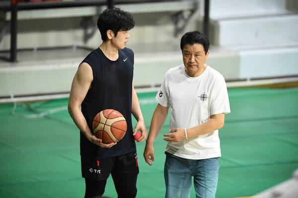 정관장 유도훈 감독이 변준형과 얘기하고 있다. 사진 | KBL