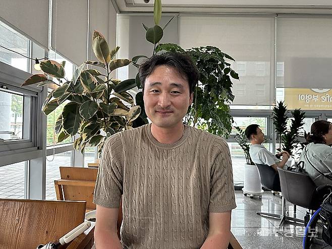 이경수 여자프로배구 페퍼저축은행 AI페퍼스 사무국장이 인터뷰에 응하고 있다.이재혁기자 leeporter5125@mdilbo.com