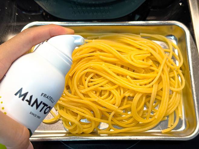 파스타면_오일_뿌리는_사진_jpg
