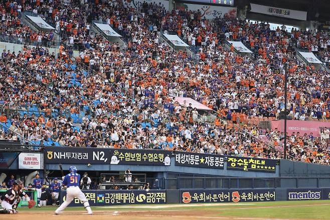 지난 8일 서울 잠실야구장에서 열린 프로야구 한화 이글스와 LG 트윈스의 경기가 매진을 기록해 관중으로 가득 차 있다.(사진=연합뉴스)