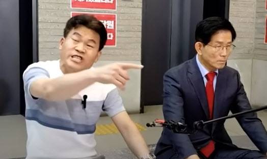 지난 18일 국민의힘 중앙당사 앞에서 발언하는 전한길씨. (사진=채널A뉴스 유튜브 갈무리)