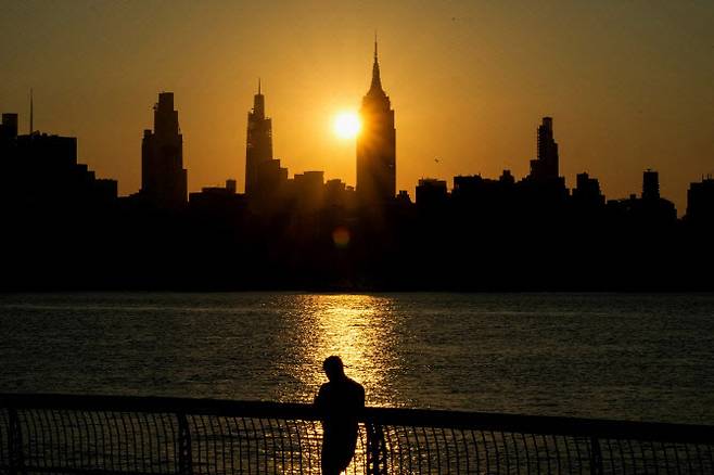 지난 7월25일(현지시간) 미국 뉴저지주 호보켄에서 극심한 열파 경보 중 강변에서 바라본 뉴욕 시의 모습.(사진=로이터)
