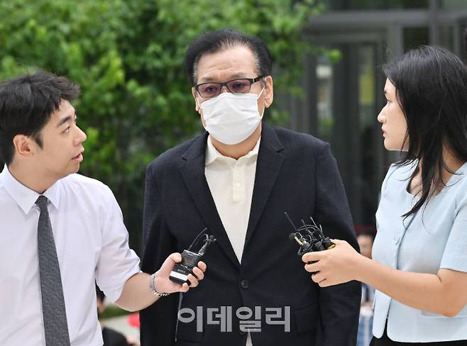 ‘건진법사‘ 전성배 씨가 지난 18일 오전 서울 종로구 KT광화문빌딩 웨스트에 마련된 김건희 특검 사무실에 출석하고 있다. 이날 특검은 윤석열 전 대통령 부인 김건희 여사와 김 여사의 ’집사‘로 알려진 김예성 씨를 동시에 소환했다. (사진=공동취재단)