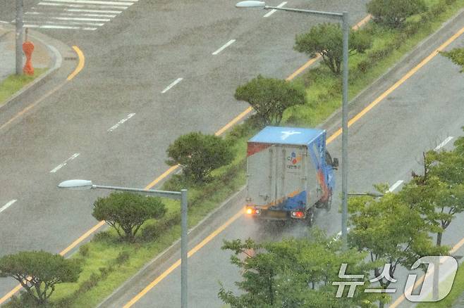 택배 없는 날을 하루 앞둔 13일 경기 부천시의 한 택배 물류센터에 앞 도로에 택배 차량이 달리고 있다. 2025.8.13/뉴스1 ⓒ News1 이승배 기자