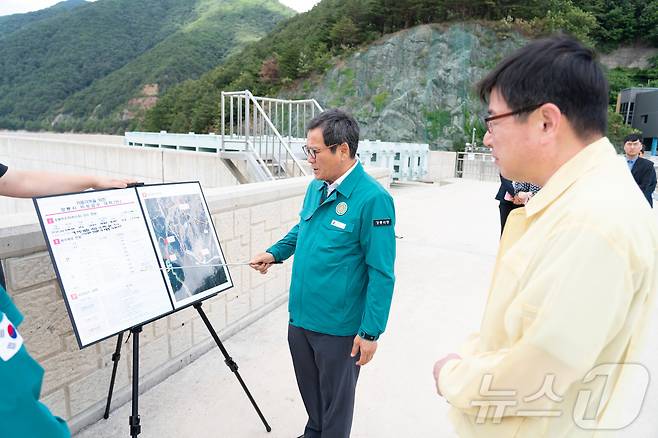 지난 7월 11일 가뭄이 심각한 오봉저수지와 홍제정수장을 방문한 김홍규 강원 강릉시장(왼쪽)과 조현수 원주지방환경청장.(강릉시 제공, 재판매 및 DB 금지) ⓒ News1 윤왕근 기자
