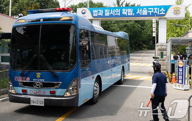 지난달 31일 오후 경기 의왕시 서울구치소에서 호송차량이 나오고 있다. (사진은 기사 내용과 무관함) 2025.7.31/뉴스1 ⓒ News1 이승배 기자