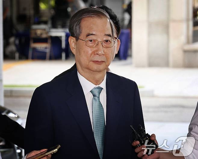 한덕수 전 국무총리가 19일 오전 12·3 비상계엄 사태에 가담·방조한 혐의로 피의자 조사를 받기 위해 서초동 서울고등검찰청에 마련된 내란특별검사팀 사무실에 출석하고 있다. 2025.8.19/뉴스1 ⓒ News1 구윤성　기자