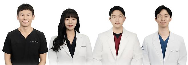 교통사고 천추 골절 환견 치료에 다학제 협진으로 함께한 권기범 대표원장(왼쪽부터), 이가원 내과부원장, 성태훈 마취통증의학과 과장, 민재연 재활운동센터장 (예은동물의료센터 제공) ⓒ 뉴스1
