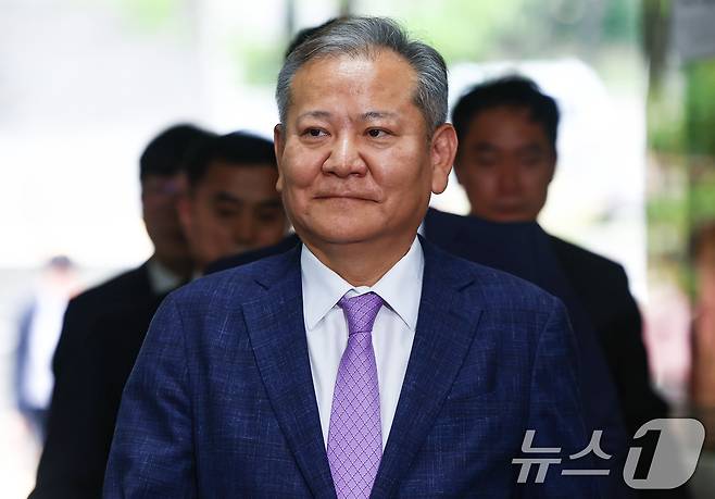 12·3 비상계엄 당시 '언론사 단전·단수'를 지시한 의혹을 받는 이상민 전 행정안전부 장관이 지난 7월 31일 서울 서초구 서울중앙지방법원에서 열린 구속 전 피의자 심문(영장실질심사)에 출석하고 있다. 2025.7.31/뉴스1 ⓒ News1 김도우 기자