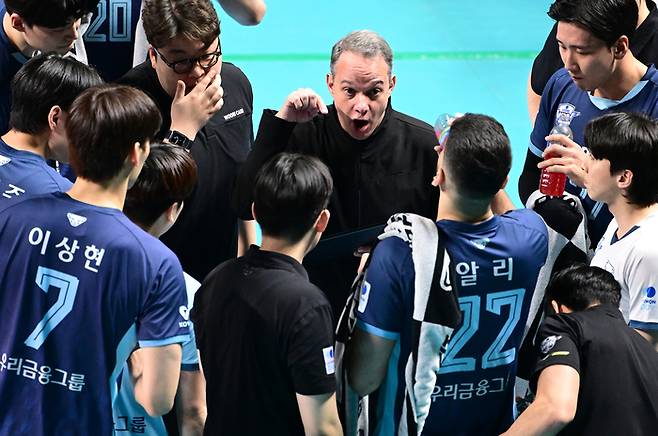 지난시즌 파에스 감독 모습. 사진 | 한국배구연맹