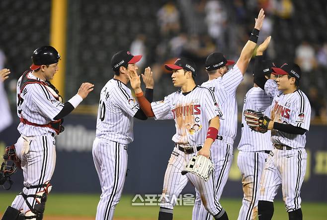 LG 선수들이 7일 서울 잠실구장에서 열린 2025 KBO리그 두산과 경기 승리 후 하이파이브를 하며 승리를 자축하고 있다. 잠실 | 최승섭기자 thunder@sportsseoul.com