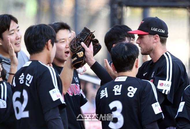 LG 톨허스트가 동료들과 하이파이브를 하고 있다. 수원 | 박진업 기자 upandup@sportsseoul.com