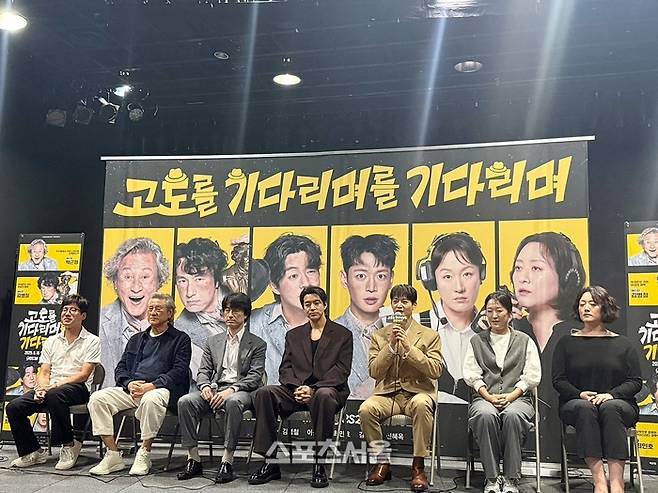 배우 최민호(왼쪽에서 다섯번째)가 19일 연극 ‘고도를 기다리며를 기다리며’ 기자간담회에서 기자의 질문에 답변하고 있다. 사진 | 표권향 기자 gioia@sportsseoul.com