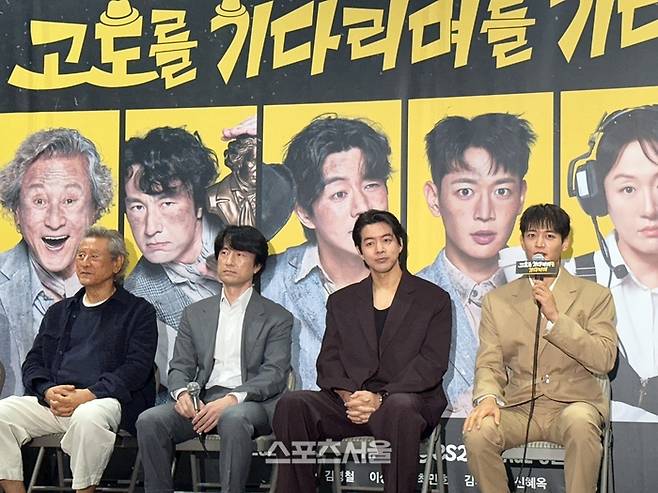배우 최민호(오른쪽)가 19일 연극 ‘고도를 기다리며를 기다리며’ 기자간담회에서 초연에 이어 재연에 참여한 이유에 대해 설명하고 있다. 사진 | 표권향 기자 gioia@sportsseoul.com