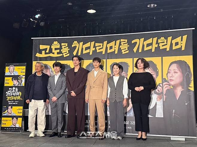 19일 연극 ‘고도를 기다리며를 기다리며’ 기자간담회에서 (왼쪽부터) 배우 ‘에스터’ 역 박근형과 김병철, ‘밸’ 역 이상윤과 최민호, ‘로라’ 역 김가영과 신혜옥이 단체 사진을 촬영하고 있다. 사진 | 표권향 기자 gioia@sportsseoul.com