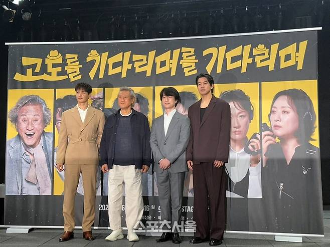 19일 연극 ‘고도를 기다리며를 기다리며’ 기자간담회에서 언더스터디 ‘에스터’와 ‘밸’ 역을 맡은 (왼쪽부터) 배우 최민호, 박근형, 김병철, 이상윤이 단체 사진을 촬영하고 있다. 사진 | 표권향 기자 gioia@sportsseoul.com
