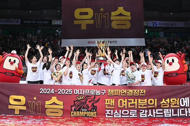 창단 첫 챔피언결정전 정상에 오른 부산 BNK 썸. 사진 | WKBL