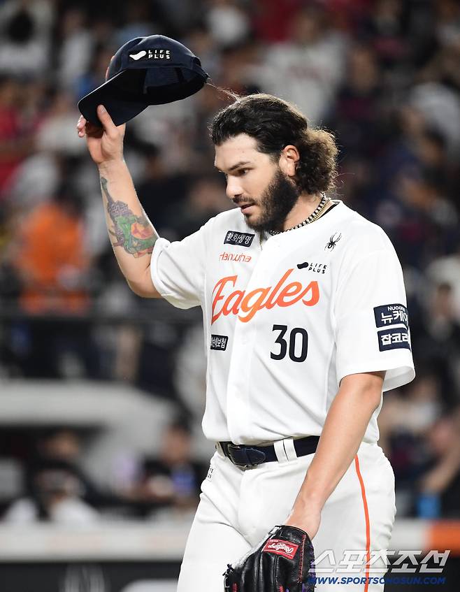 12일 대전 한화생명 볼파크에서 열린 한화 이글스와 롯데 자이언츠의 경기. 한화 선발 폰세가 7이닝 무실점 호투를 펼쳤다. 7회 투구를 마치고 마운드를 내려오는 폰세. 대전=송정헌 기자songs@sportschosun.com/2025.08.12/