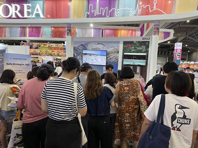 ◇제주관광공사가 싱가포르 여행 박람회인 2025 나타스 홀리데이스에서 홍보부스를 운영했다.