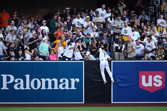 San Diego Padres left fielder Ramon Laureano (5) cannot catch a two-run home run by San Francisco Giants' Wilmer Flores during the first inning of a baseball game Monday, Aug 18, 2025, in San Diego. (AP Photo/Orlando Ramirez)

<저작권자(c) 연합뉴스, 무단 전재-재배포, AI 학습 및 활용 금지>