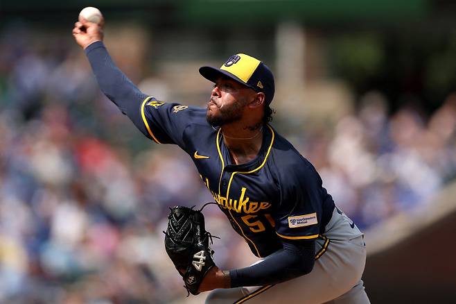 밀워키 브루어스 선발투수 프레디 페랄타가 19일(한국시각) 시카고 컵스전에 등판해 힘차게 공을 뿌리고 있다. AFP연합뉴스