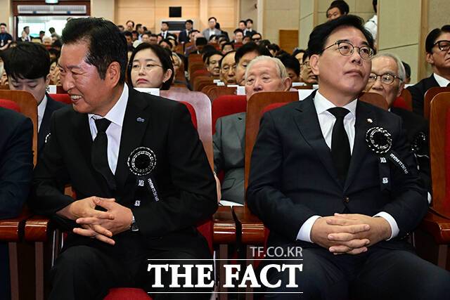 정청래 더불어민주당 대표와 송언석 국민의힘 비상대책위원장 겸 원내대표가 지난 18일 서울 동작구 국립서울현충원 현충관에서 '김대중 전 대통령 서거 16주기 추도식' 참석해 나란히 앉아있다. /남윤호 기자