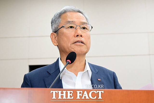 김동철 한국전력 사장이 논란이 된 미국 웨스팅하우스 계약 건에 대해 질의 답변하고 있다.