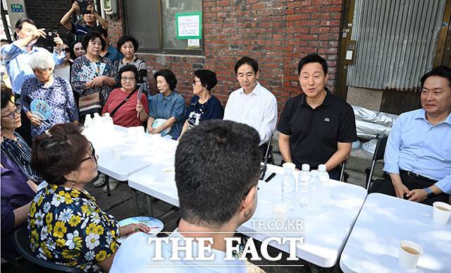 오세훈 서울시장이 19일 오후 서울 서대문구 현저동 모아타운을 방문해 주민들과 간담회를 갖고 있다. /박헌우 기자