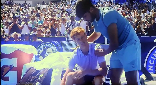 기권한 시너를 위로하는 알카라스. tvN 스포츠 화면 캡처