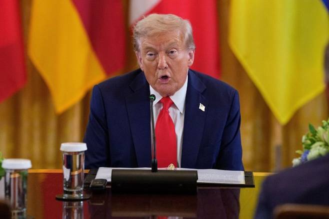 이 가운데, 도널드 트럼프 미국 대통령이 음모론자들이 2020년 대선 부정선거 원흉으로 지목한 우편투표 제도를 폐지하겠다고 밝혔다. EPA·연합뉴스