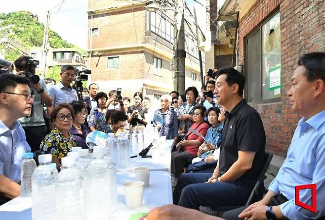 오세훈 서울시장이 19일 오후 서대문구 현저동 모아타운 현장에서 지역 주민들과 간담회를 하고 있다. 서울시 제공