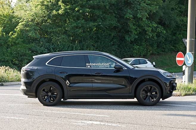 사진 : 포르쉐 카이엔 EV 테스트카 (출처=Autoevolution)