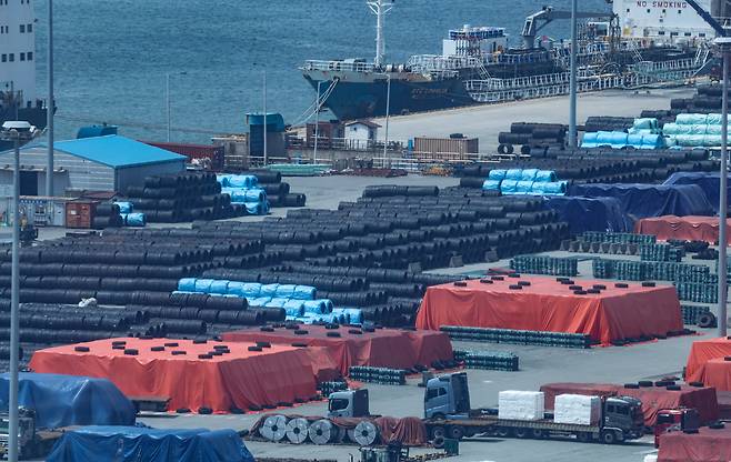 18일 오후 경기도 평택항에 수출용 철강 제품이 쌓여있다. 트럼프 미 행정부는 이날 철강·알루미늄 파생상품 관세 적용 대상을 대폭 확대했다. 변압기, 냉장고, 화장품 등 407품목이 포함됐다. 이들 제품을 수출해온 우리 중소기업들은 ‘관세 폭탄’을 맞게 됐다./장경식 기자