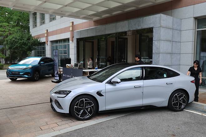 Guests look at BYD’s Atto 3 and Seal electric vehicles during an open day event at the Chinese Embassy in Seoul, South Korea, on July 22, 2025./Yonhap