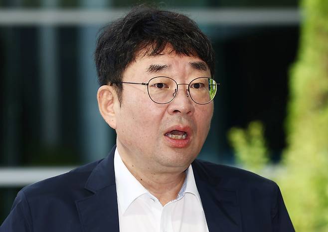 서부지법 폭동 사태의 배후에 윤석열 대통령실이 있었다고 주장한 유튜브 채널 ‘신의한수’ 신혜식 대표가 19일 오전 내란특검팀의 휴대전화 포렌식 작업 참관을 위해 서울동부지검으로 출석하며 취재진 질의에 답변하고 있다. /뉴스1