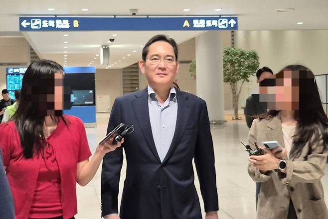 이재용 삼성전자 회장이 지난 15일 미국 출장을 마치고 인천국제공항에 입국하고 있다./뉴스1