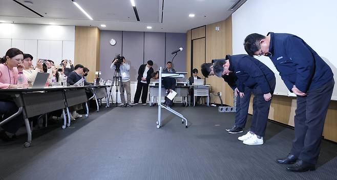 주우정 현대엔지니어링 대표이사(오른쪽 두번째)와 임직원들이 지난 2월 28일 서울 종로구 본사에서 서울세종 고속도로 사고와 관련해 고개숙여 사과하고 있다. /뉴스1