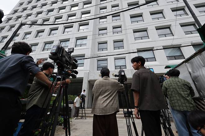 윤석열 전 대통령 배우자 김건희 여사 의혹을 수사하는 민중기 특별검사팀이 지난달 3일 오전 서울 종로구 삼부토건에 대한 압수수색에 돌입한 가운데 취재진이 대기하고 있다. /뉴스1