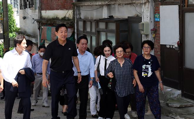 오세훈 서울시장이 19일 오후 서울 서대문구 현저동 모아타운 부지를 방문해 주민들과 현장점검을 하고 있다./뉴스1
