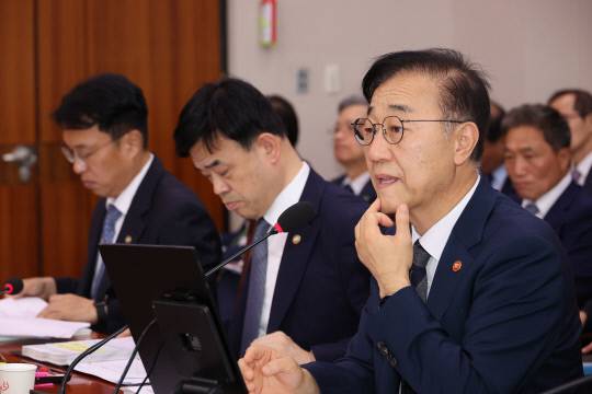 19일 서울 여의도 국회에서 열린 국토교통위원회 전체회의에서 김윤덕 국토교통부 장관이 의원 질의를 듣고 있다. 연합뉴스