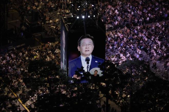 이재명 대통령이 15일 서울 광화문광장에서 열린 제21대 대통령 국민임명식 '광복 80년, 국민주권으로 미래를 세우다' 행사에서 국민 대표로부터 '빛의 임명장'을 받은 뒤 감사 인사를 하고 있다.ⓒ연합뉴스