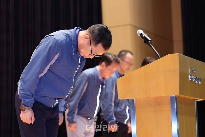 정희민 포스코이앤씨 대표이사 사장이 29일 오후 인천 연수구 포스코이앤씨 인천 송도사옥에서 지난 28일 경남 함양~창녕 고속도로 현장에서 발생한 중대재해와 관련해 고개숙여 사과하고 있다. ⓒ뉴시스