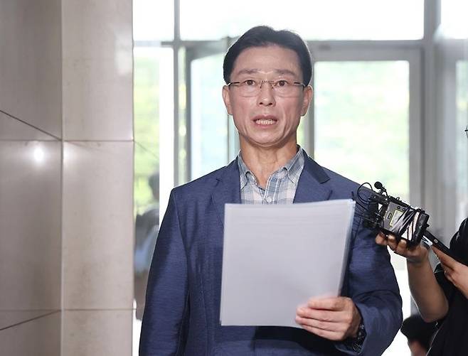 임성근 전 해병대 1사단장이 19일 포렌식 참관을 위해 서울 서초구 이명현 순직해병특별검사팀 사무실로 출석하며 입장문을 읽고 있다. ⓒ연합뉴스