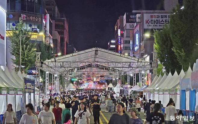 대전시는 8일부터 아흐레 동안 대전역 인근에서 열린 제3회 ‘대전 0시 축제’가 사고 없이 폐막했다고 18일 밝혔다. 사진은 0시 축제 모습. 김태영 기자 live@donga.com
