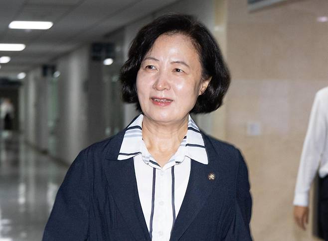 국회 법제사법위원장에 내정된 더불어민주당 추미애 의원이 6일 서울 여의도 국회 의원회관 사무실로 들어서고 있다. 뉴스1